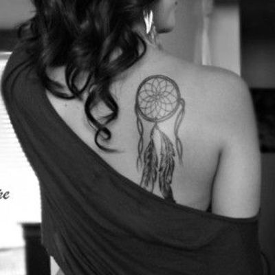 Tatouage attrape rêve en noir et gris sur l'arrière de l'épaule